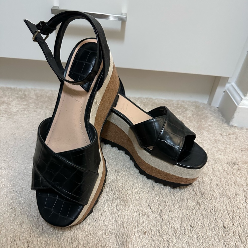 Black platform Stradivarius sandals